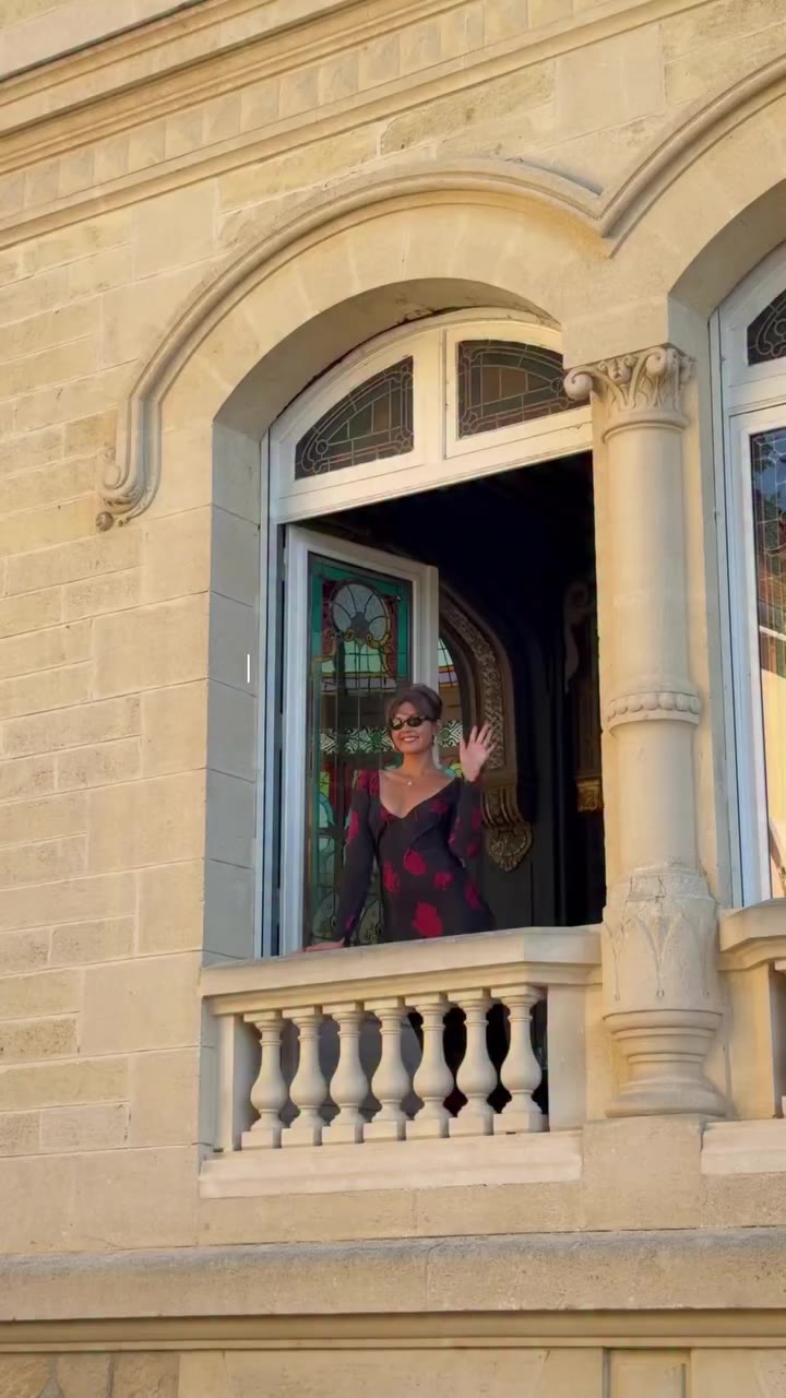 (Pressresa) Watch me make new friends in Bordeaux 😌 Enjoyyyyy 💋💋✨