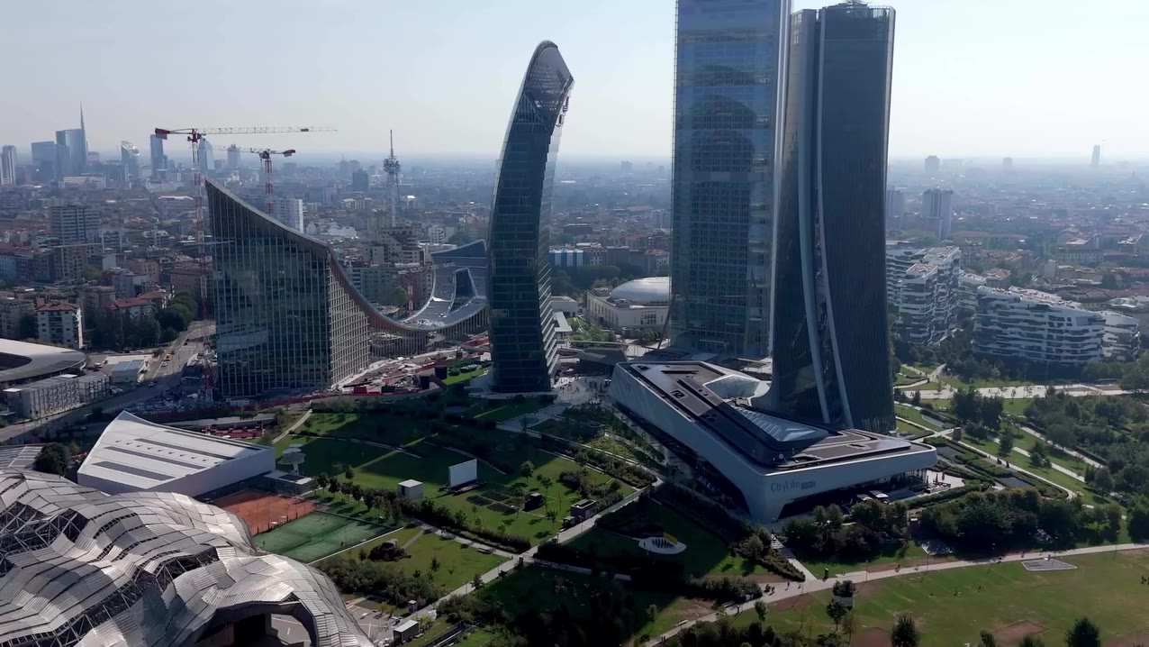 Correre così a Milano è tutta un’altra storia 🔥 Con il gravel running siamo…