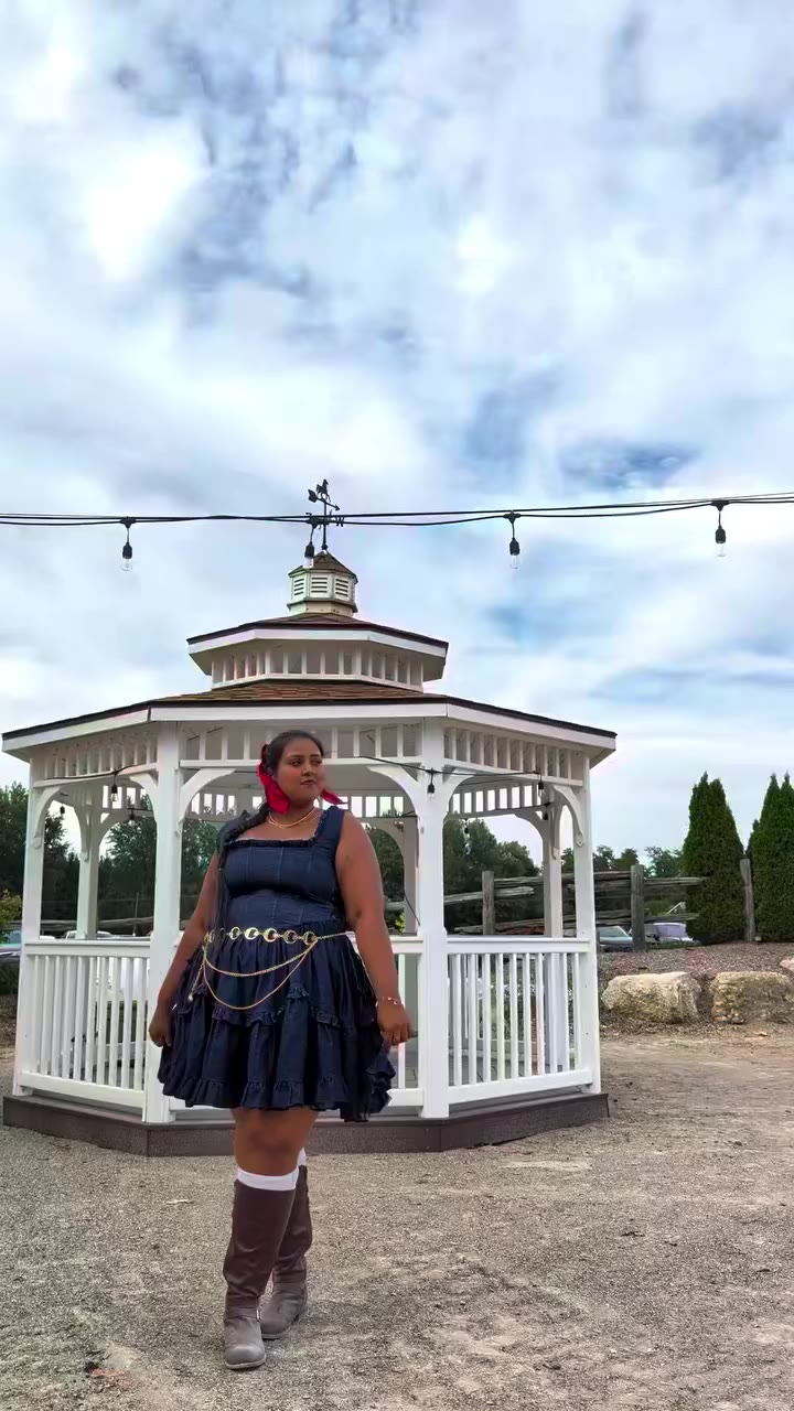 Happy first day of autumn! 🍁 Found the Stars Hollow Gazebo at @snydersfarm…
