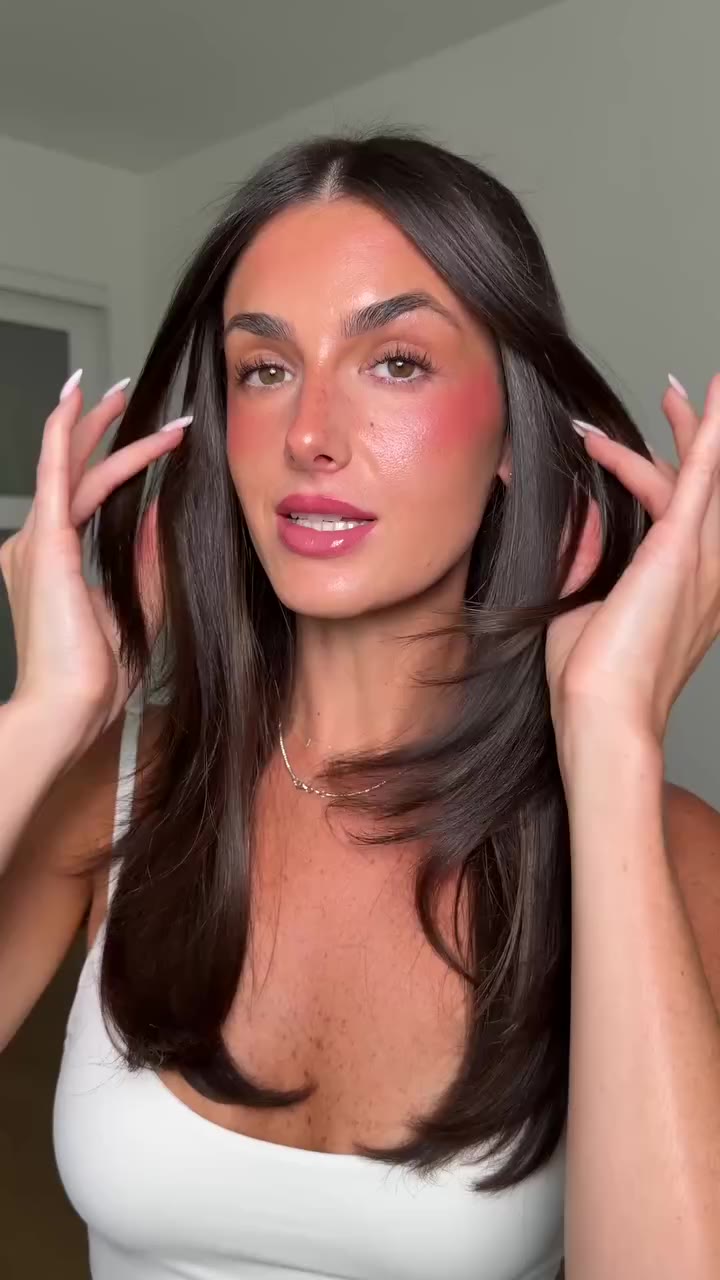 This sleek blowout by @kaybbbbbbbbb is sooooo good 👏🏼👏🏼 #revlonbrush…