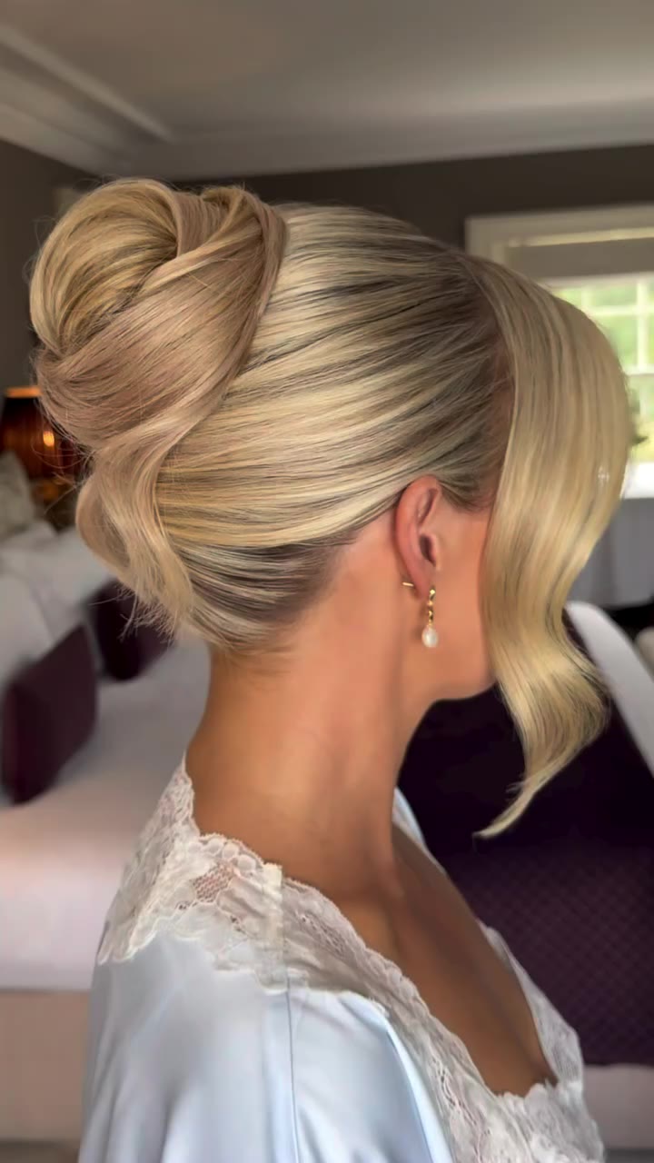 Modern bridal elegance ✨ Beautiful bride Marie-Therese wearing high twist …