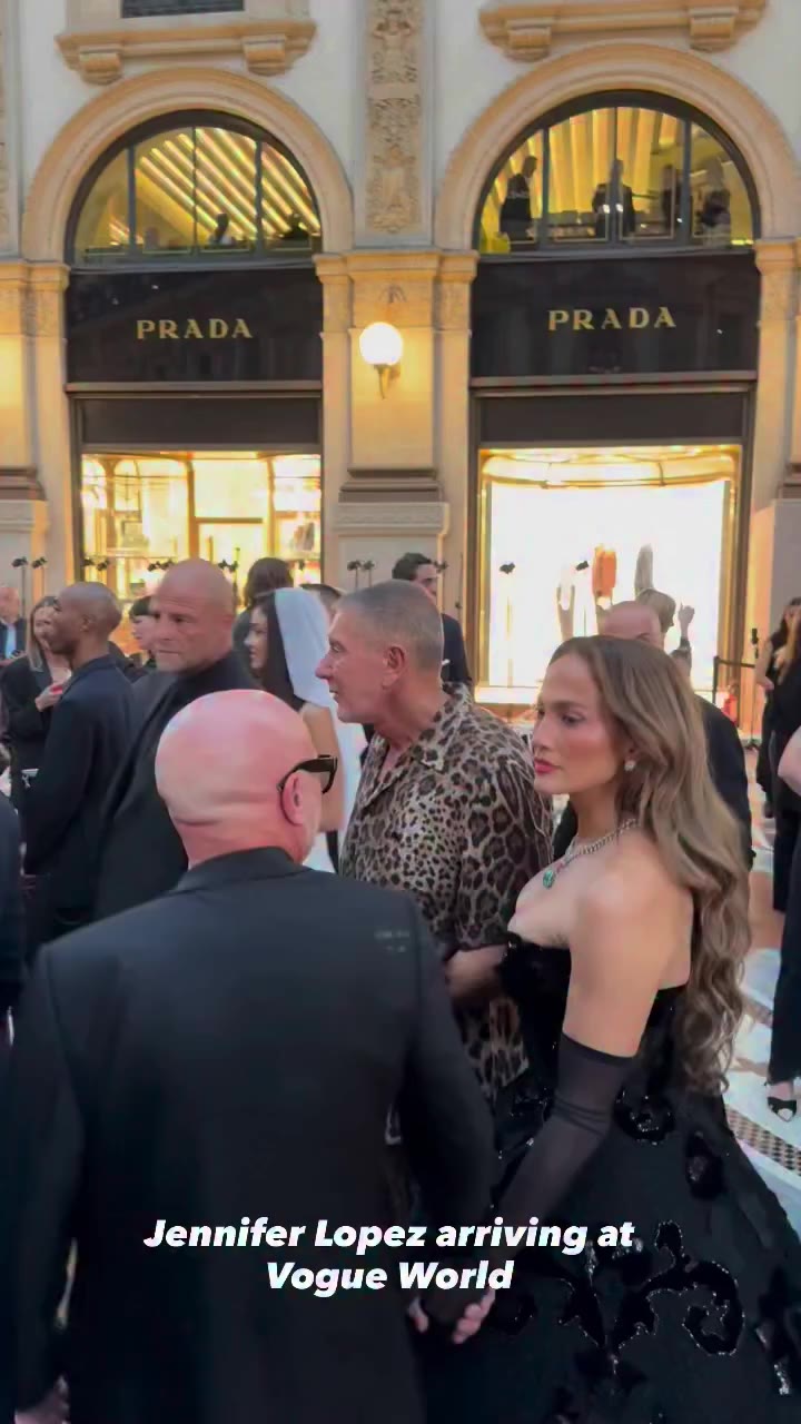 @jlo arriving at #VogueWorld with @dolcegabbana @voguemagazine ✨