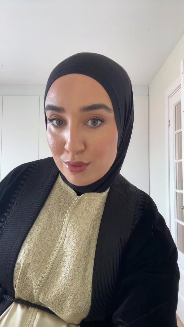 Me nd the bump off to a Moroccan henna party 🖤