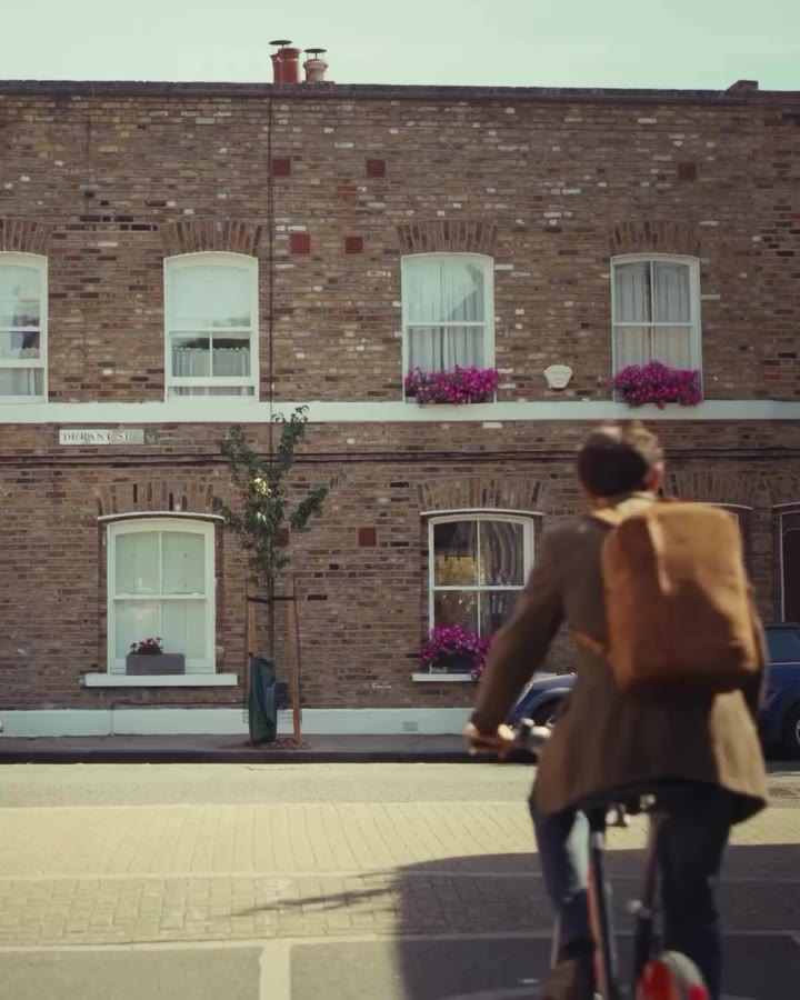 Beats the Central line 🚲 However the day unfolds, carry OSPREY LONDON.
