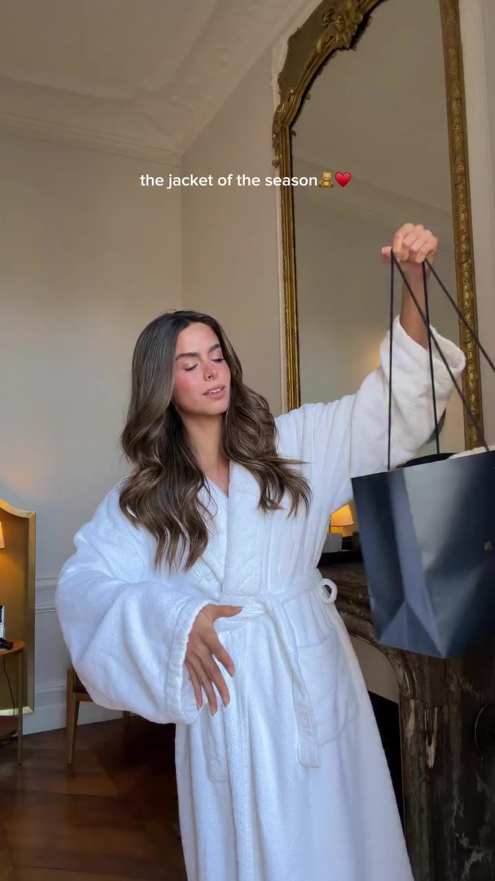 A lo que yo vine a Paris!! 🧸😍 no saben cómo moríaa por este suéter es la…