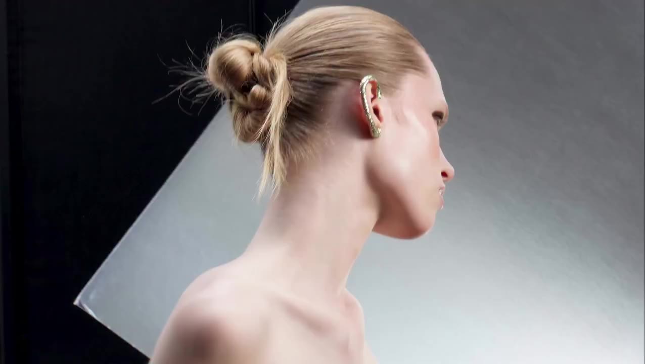 Some BTS moments from our @tankmagazine beauty shoot . Using our @diorbeauty…