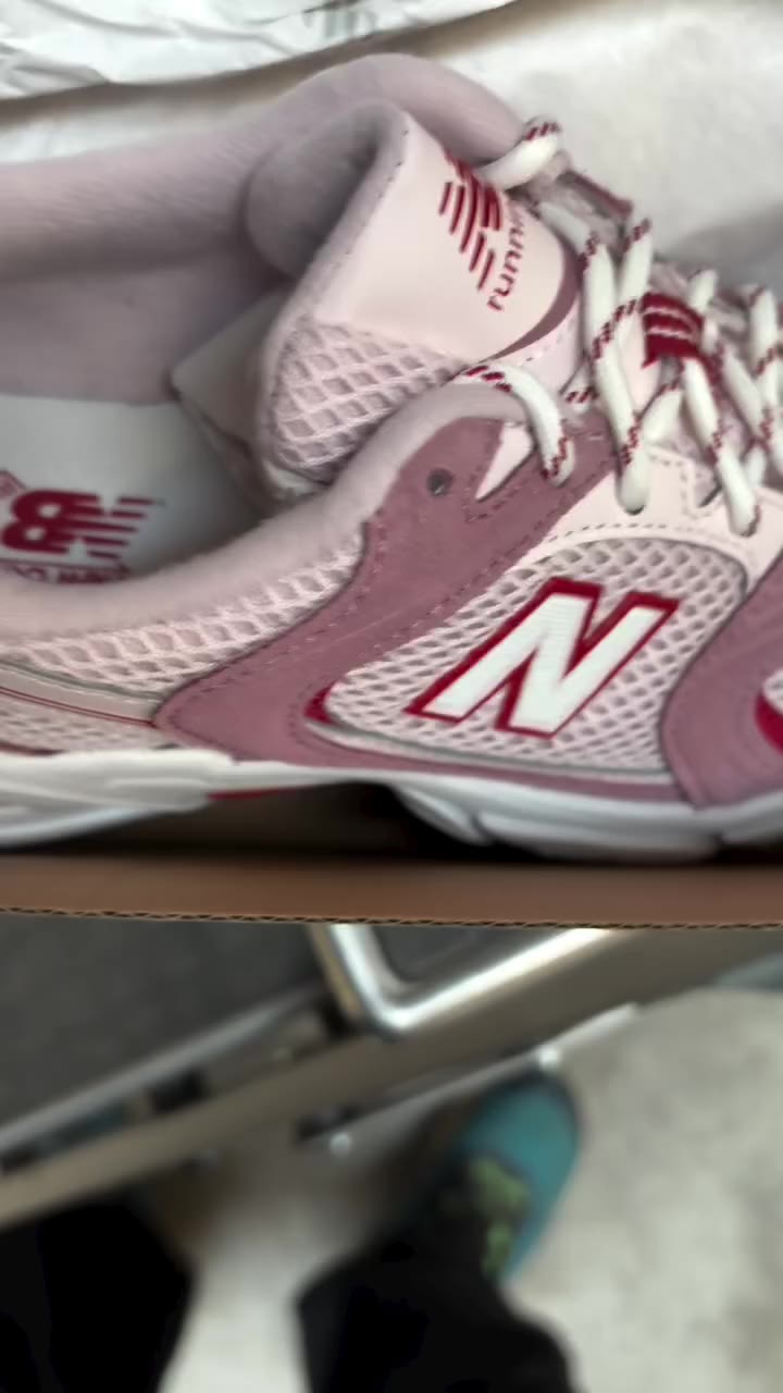 NEW BALANCE 530 – ROSEWOOD 🌹 En klassiker med den helt rigtige balance mellem…