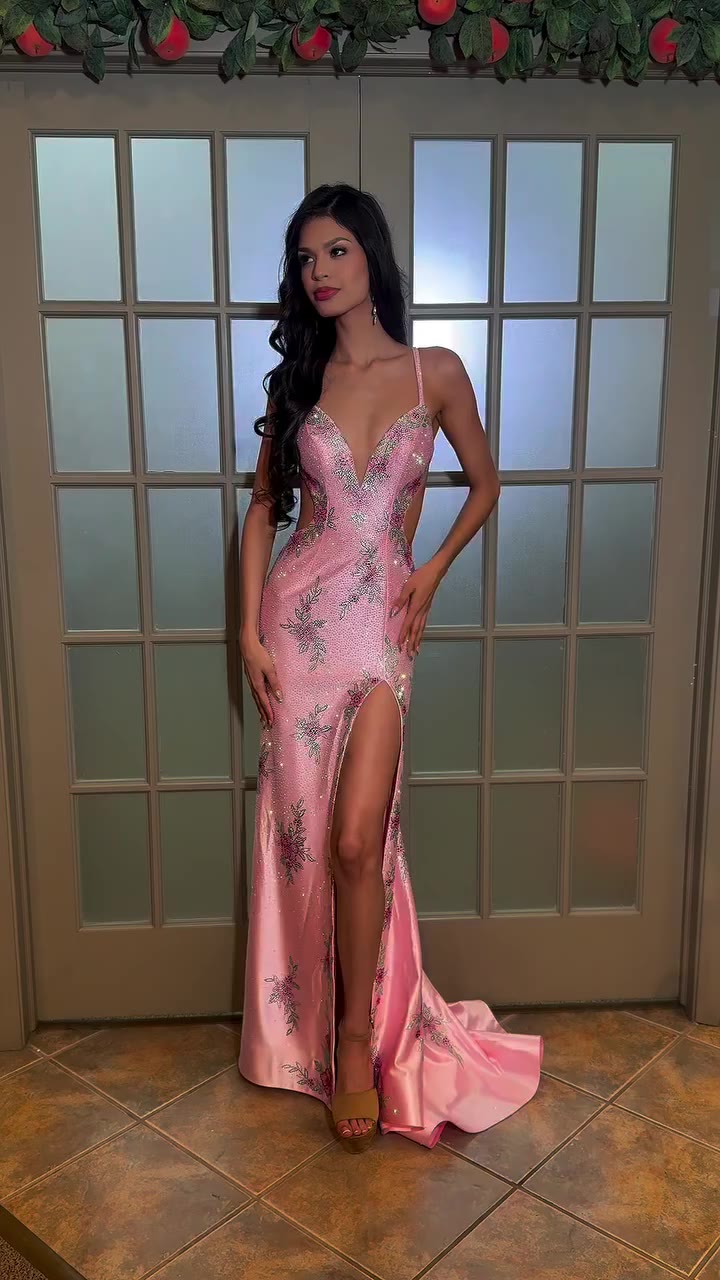 New stock drop 🌸💓✨ 🗺️ Visit the world’s largest dress store in Chicago at…