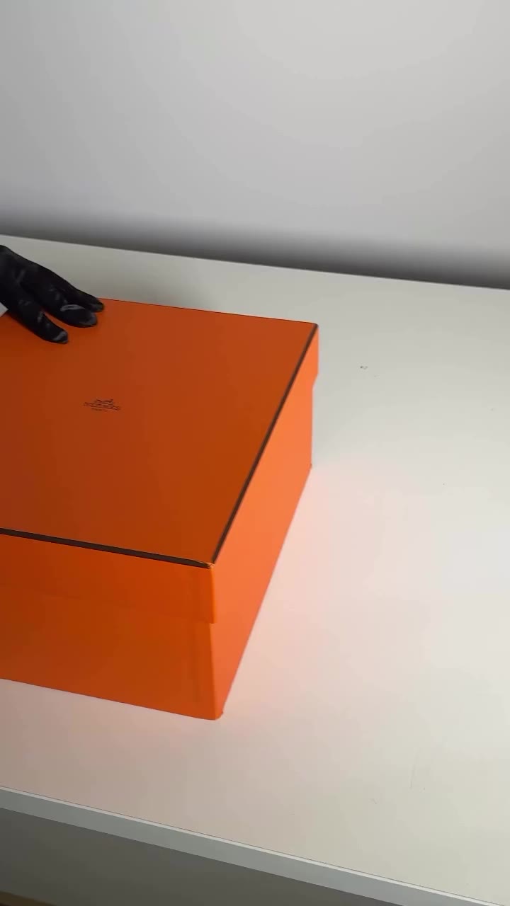 Unbox a Birkin 25 with us🤎 Got one to sell yourself? Now is the perfect time…