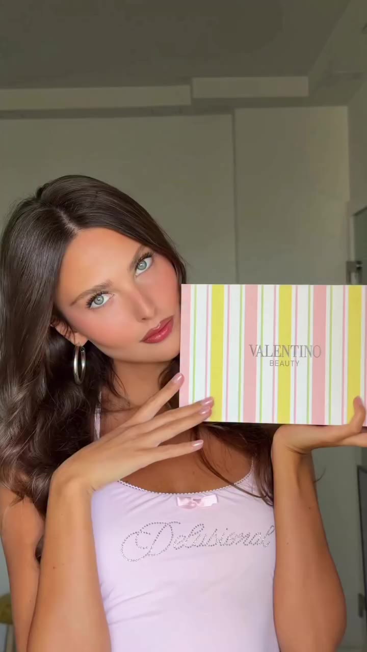 A touch of @valentino.beauty 🎀 #ValentinoBeauty #BornInRoma #BornInRomaMist
