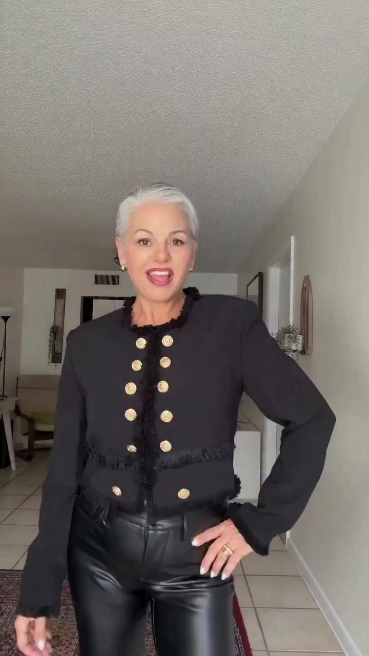 Every fall outfit starts with a great coat. As styled by @momandpalettes Which…