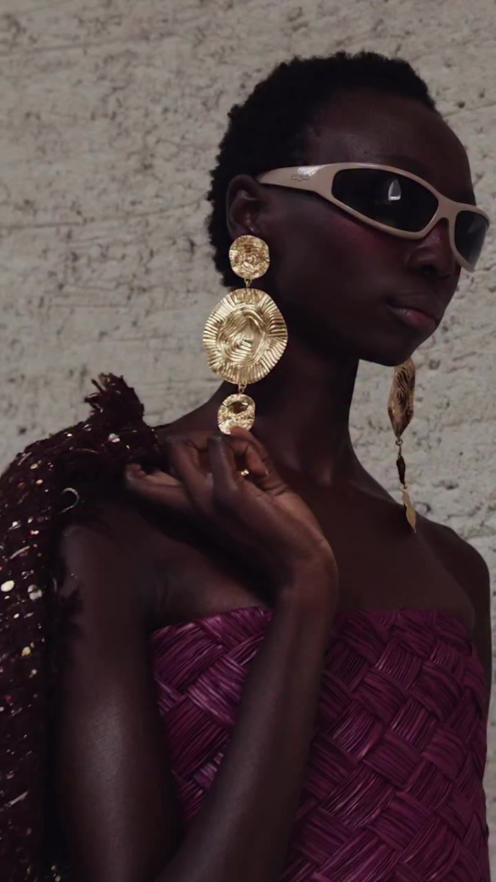 A collection built around contrast, from structure to softness and restraint…