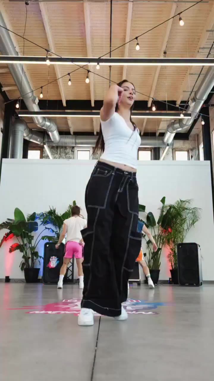 Had to do this one with @twinsauce 🤪 @redbulldance @redbullusa ⚡️