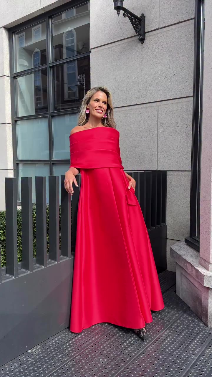 A timeless statement in red❤️ A striking red dress designed for the moments…