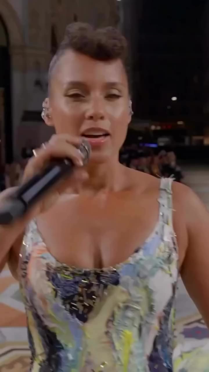 #AliciaKeys performs 'I Feel Love' at #VogueWorld Milano, with #DevaCassel…
