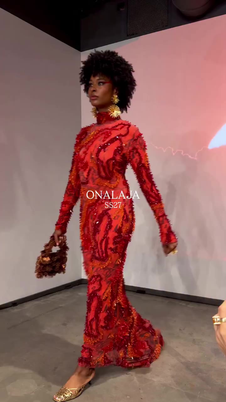 @onalajaofficial SS27 runway show at LFW 🕊️🍊🦜🧡🦚