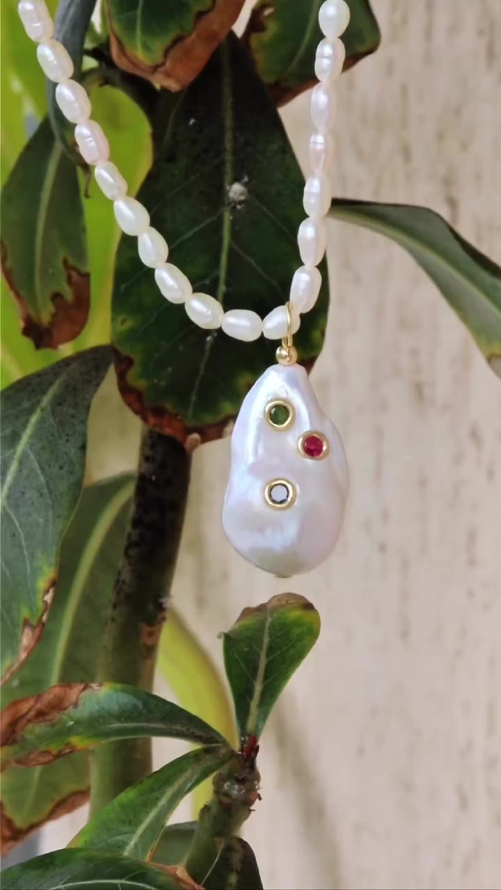Uma pérola, mas nada básica! ✨ Aqui, a beleza está nos detalhes: pérolas…