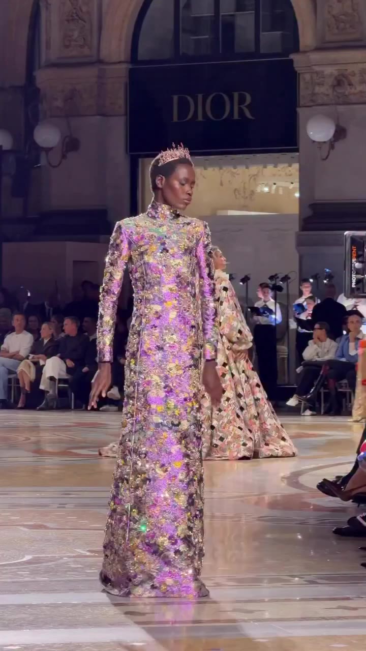 Авар Одхіанг @awarodhiang вийшла на подіум Vogue World: Milano у всипаній…