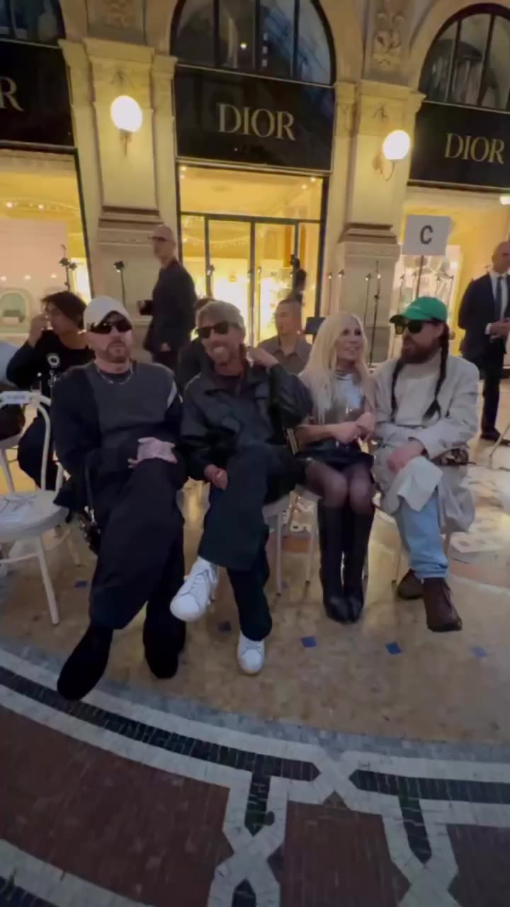 Quelli di #VogueWorld 🔥 Moda in Galleria tra top model e celebrity…