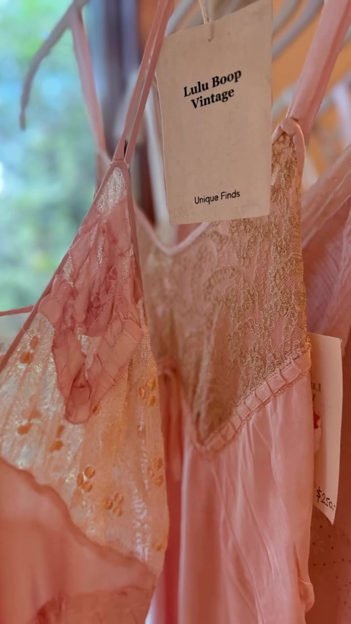 It’s all in the details. luluboopvintage.com ✨