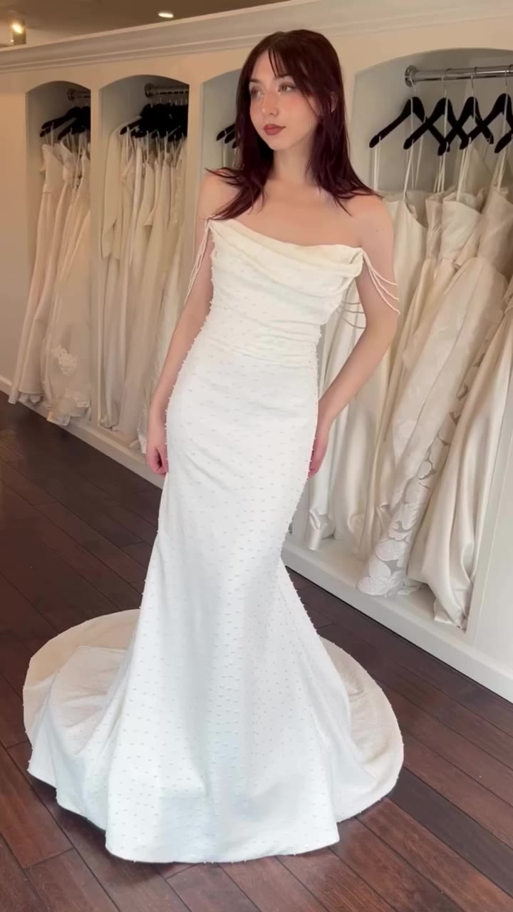 We’re loving the pearl details on this @dorasasu.official gown 💭🦢🤍🕊️ Would…