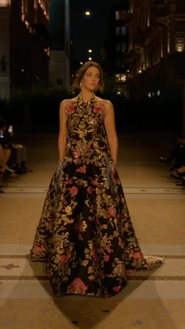 Η @Vittoria Ceretti έκανε μια εντυπωσιακή είσοδο στο #VogueWorld: Milan…