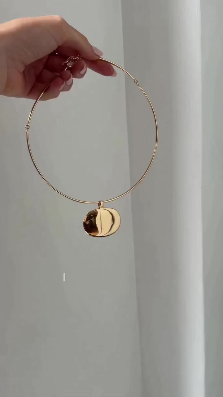 Your neckline called for a collar. Here’s how we’re styling the Brandy