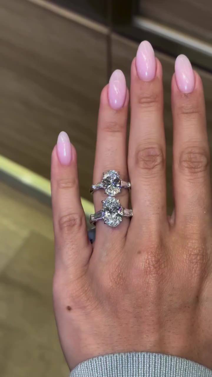 Available in many different center shapes and sizes. This dazzling Classic…