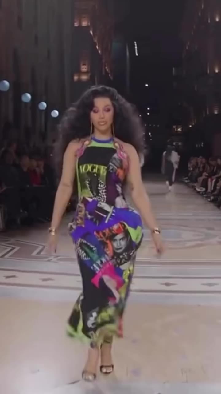 An iconic Versace Vogue runway 💜 I loooooove to see it!! You’re all so…