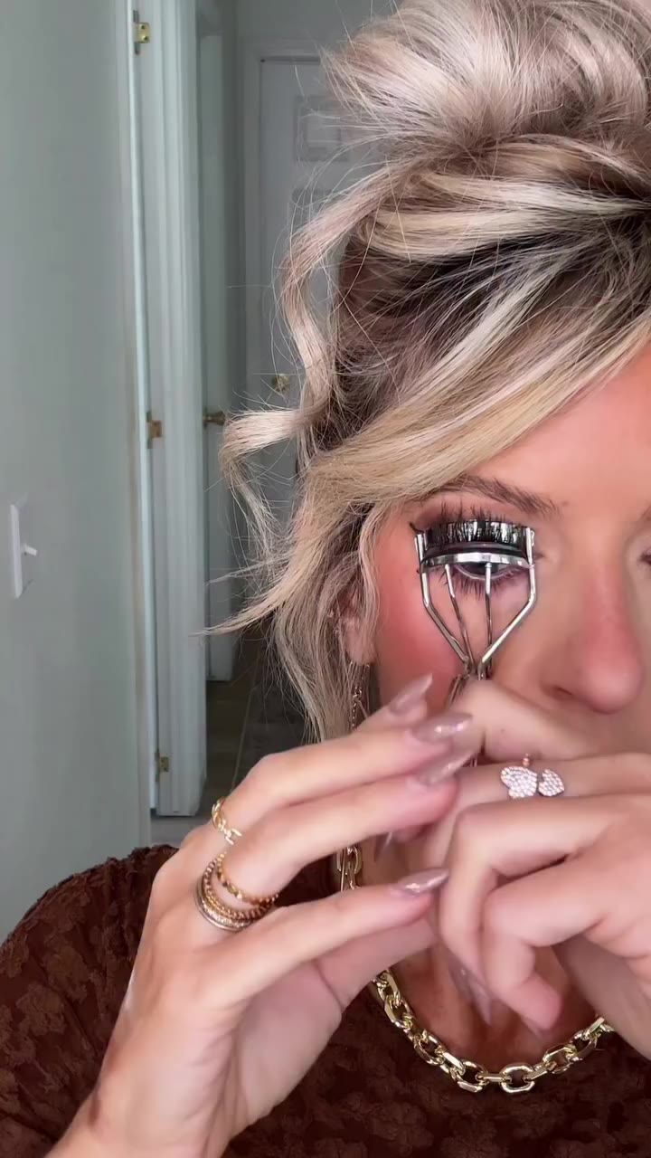 Please read before you comment! 🫶🏽 This is how I’ve been doing my eyelashes…
