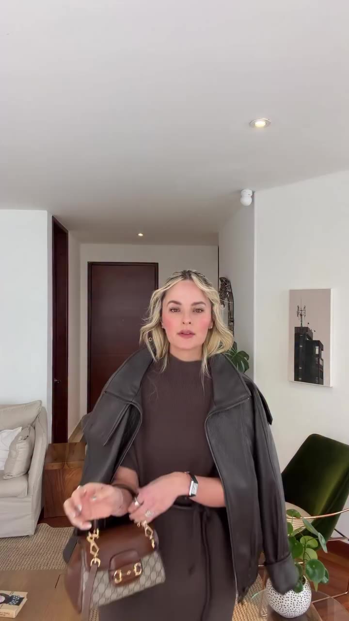 Para mí siempre será un si un outfit monocromático🤎 Son de mis favoritos…