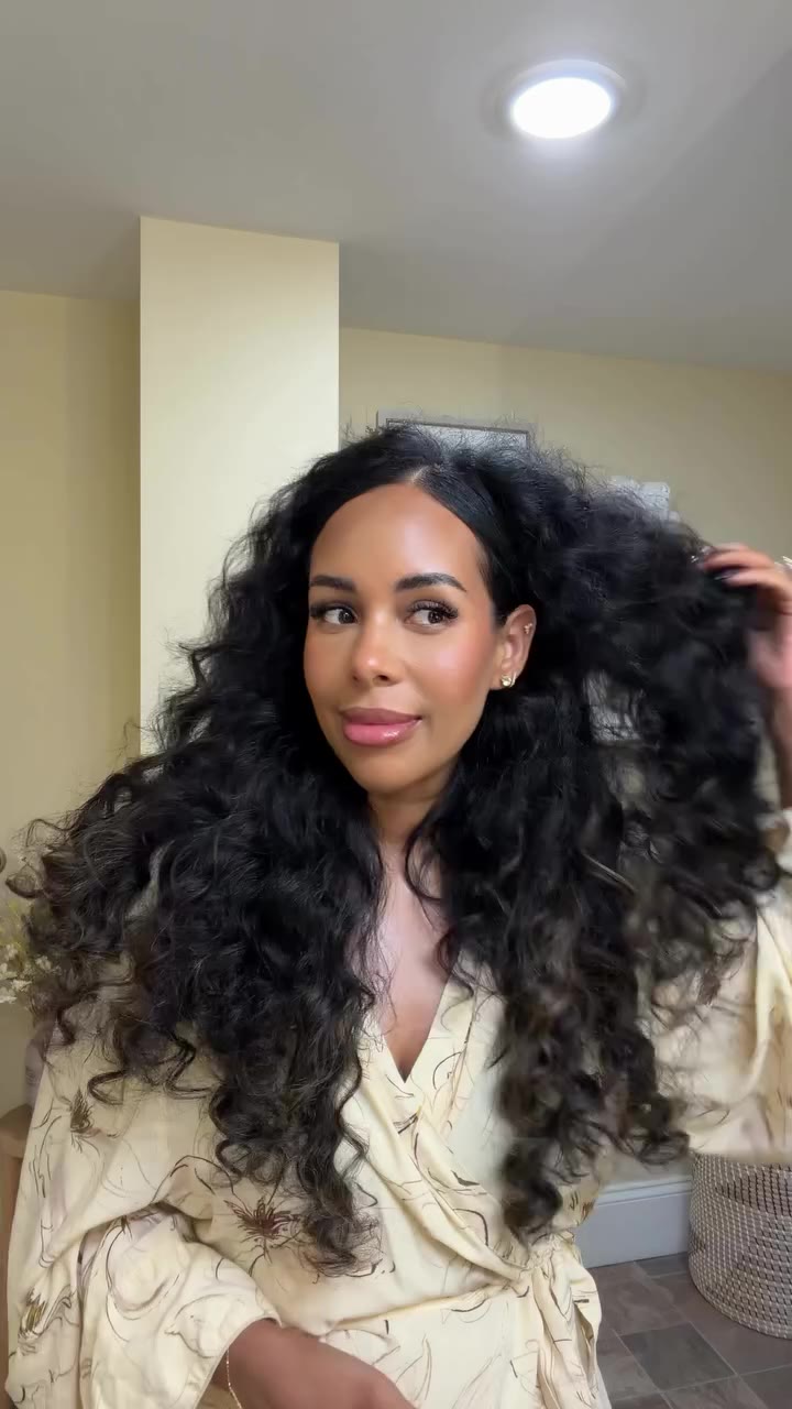 Who would’ve thought I’d be a curly hair girl? 😂 Hair shine @olaplex Styling…