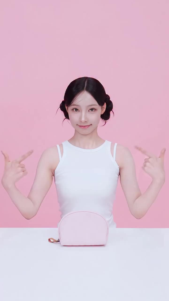 지금부터 시작하는 콜라겐 - 💞 모공 쫀쫀 화잘먹 피부를 대표하는 원이의 가방엔 어떤 콜라겐 아이템이 들어있을까요 ⁉️ 지금 바로…
