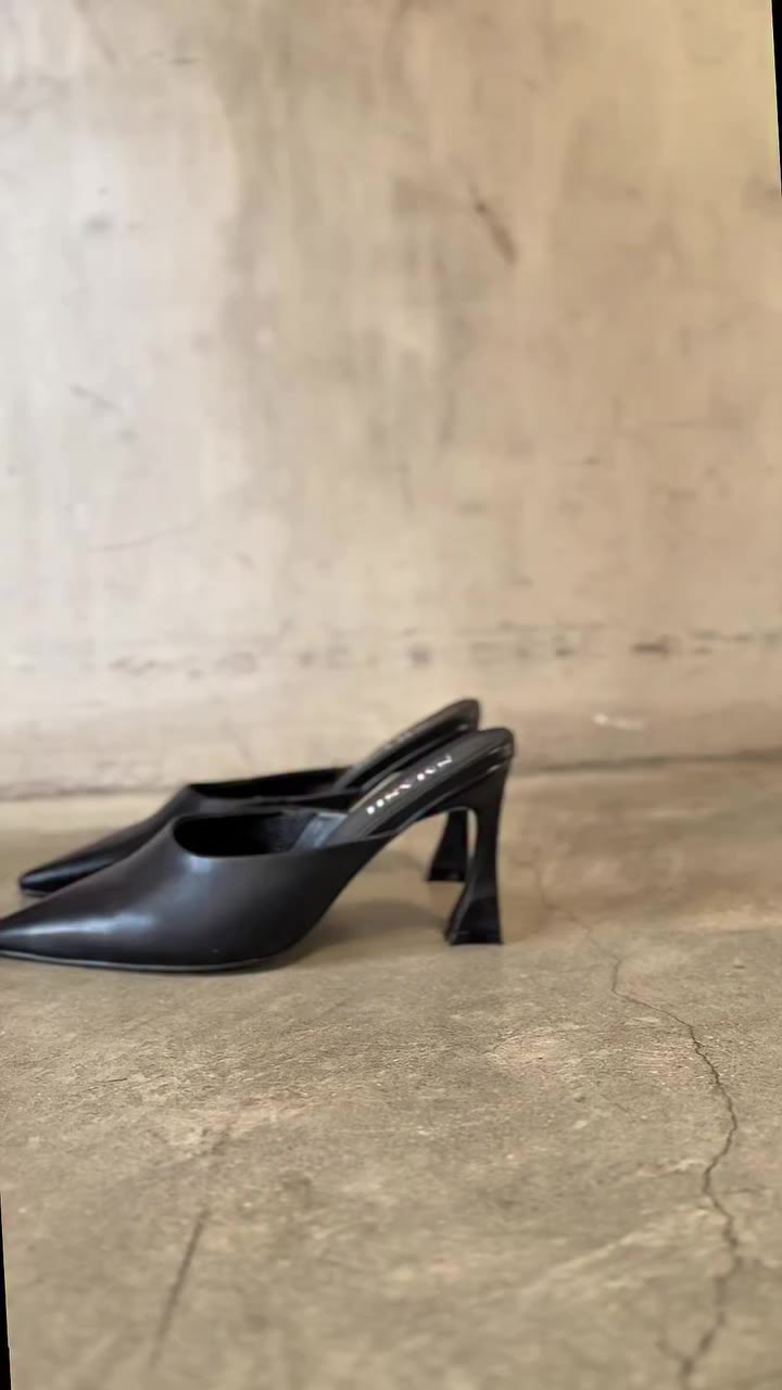 C’mon girls, time to show off our shoes. 💁🏽‍♀️🩷 Shop Reina on our website…