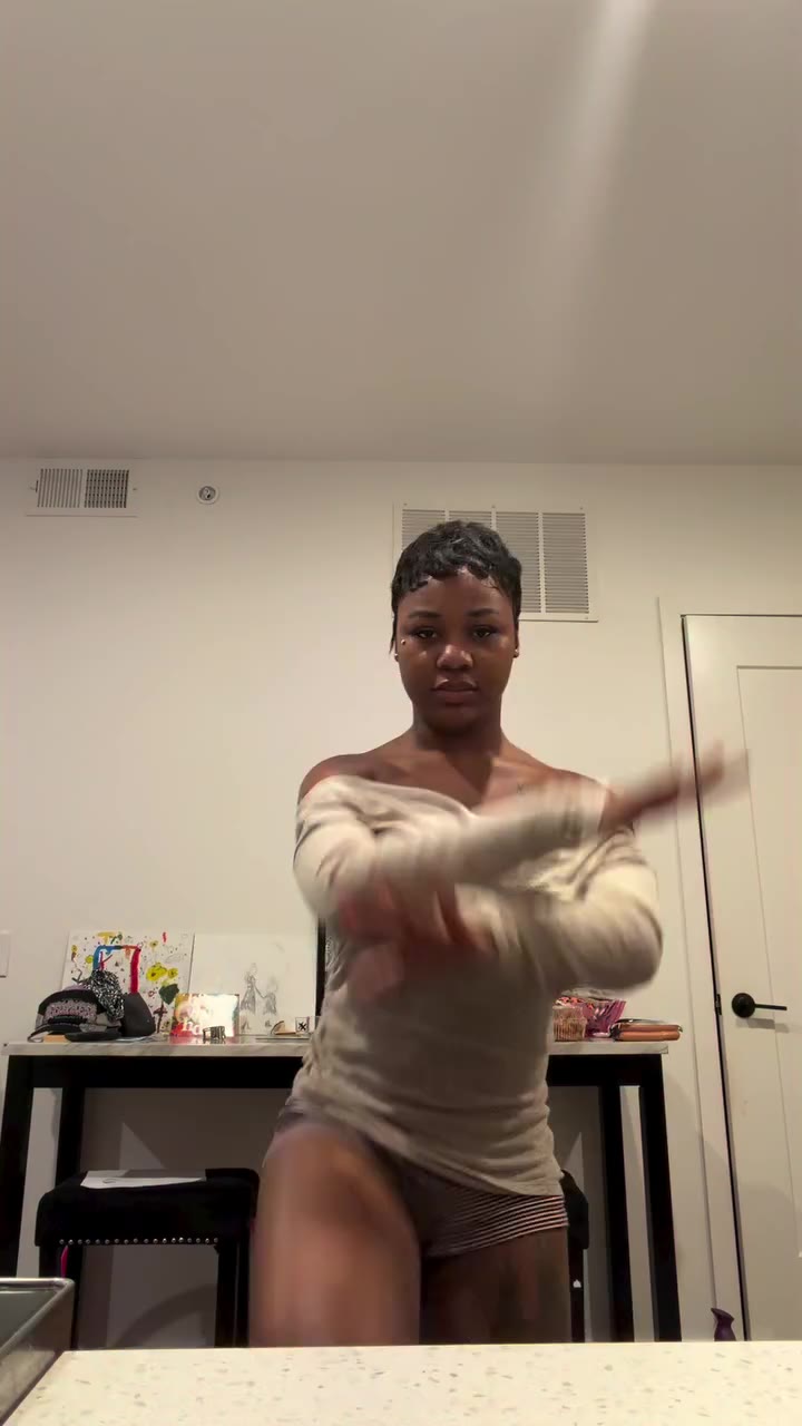 “Show me again” Don’t do datttt #fyp #footcontent 🤣 @bratsoles4life