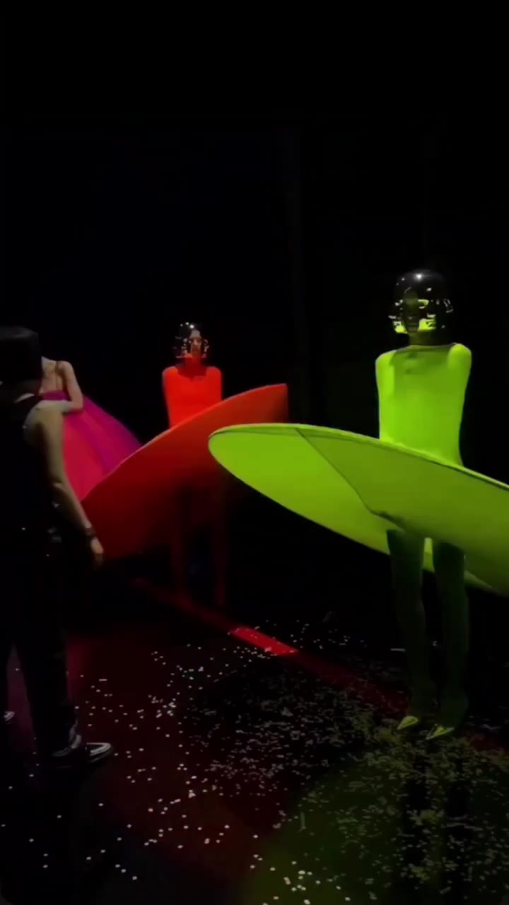 @wmag @wkorea Fashion Bad Binch TONG TONG NYFW SS27 @HEIDI_337 Silver-Mirror…