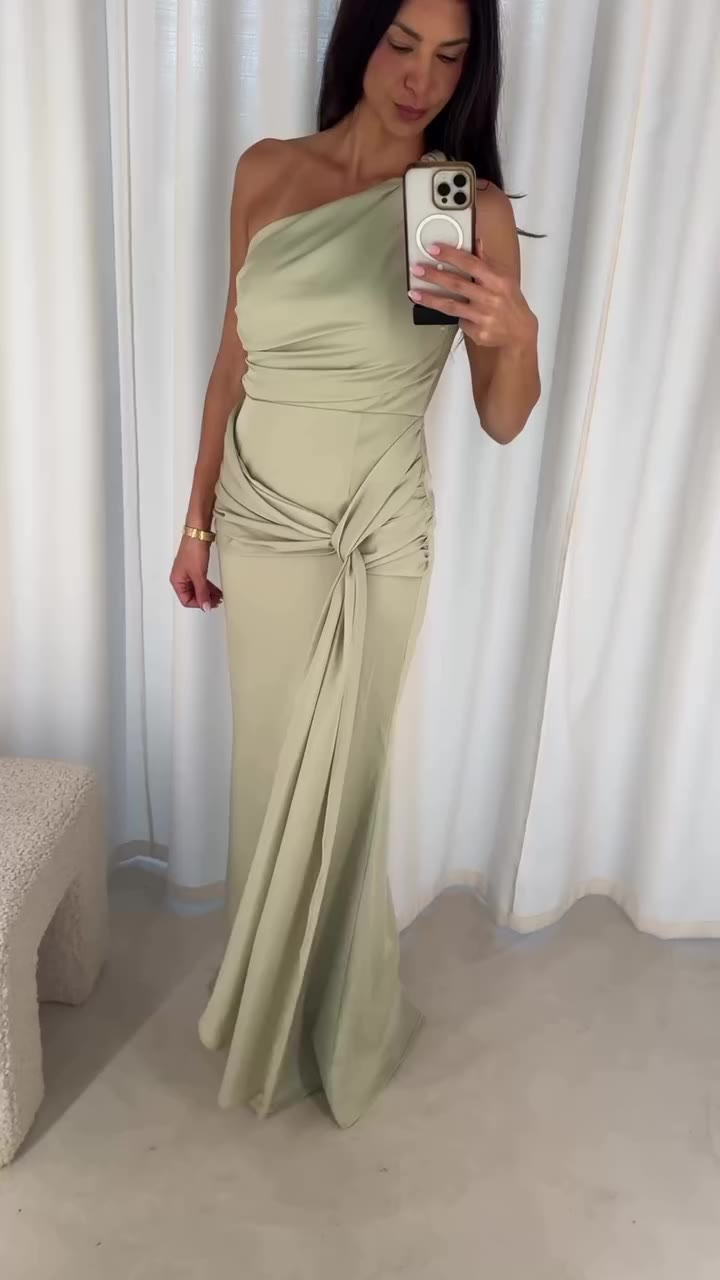 A little try-on of our Catarina Dress in Lime & Wine 🤍 One of my favourite…