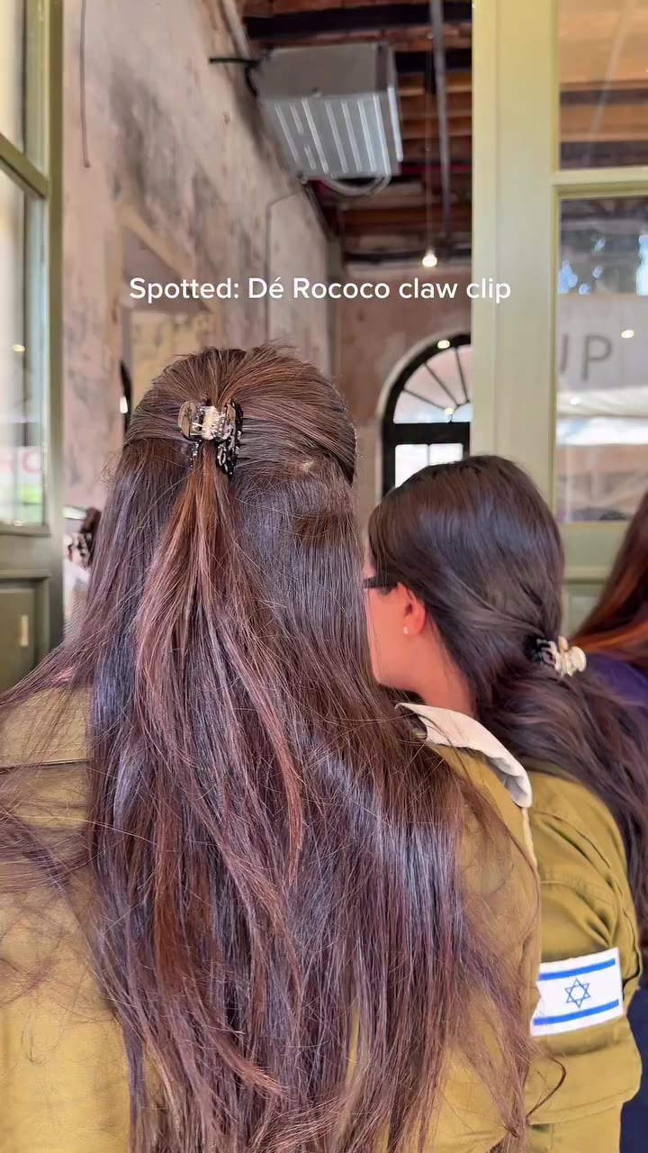 Spotted in the wild: the essential accessory everyone is wearing 🤌🏼