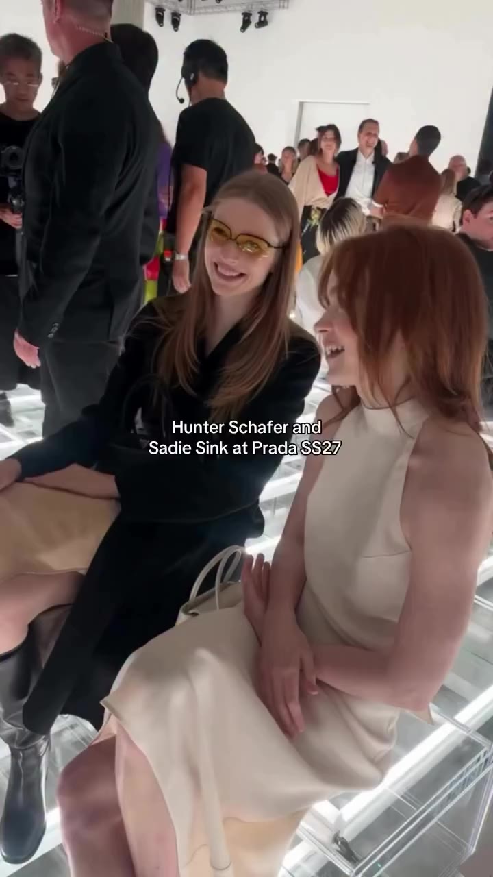 ミラノ・ファッションウィークが開幕し @prada が2027年春夏コレクションのショーを開催。フロントロウにて @sadiesink_ と…