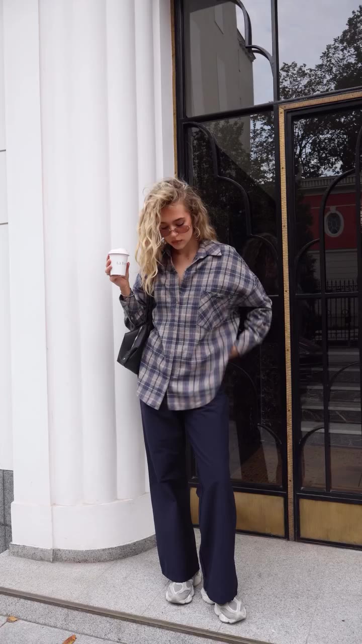 Jesienne poranki mają swój dress code 🍁 Kawa, koszula Duty i spodnie Lane…