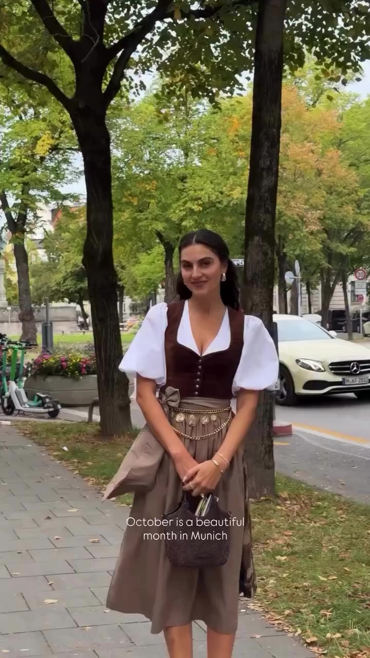 Dieses Samtdirndl ist einfach ein Traum – edel, feminin und mit diesem…