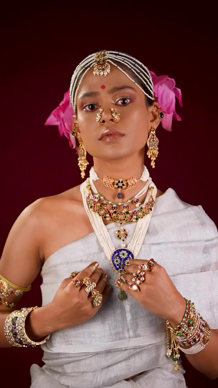 A festive glow, a dusky warmth, and jewellery that shines a little brighter. ✨…