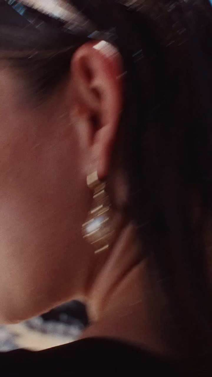 Lavalier celebrates of the singular beauty of the Australian South Sea pearl.​…
