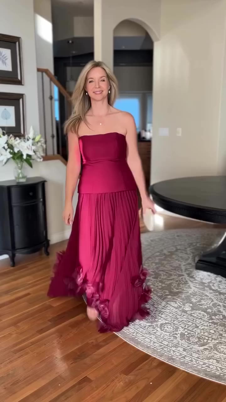 Stunning burgundy strapless maxi gown 🍷 Elegant pleated skirt decorated with…