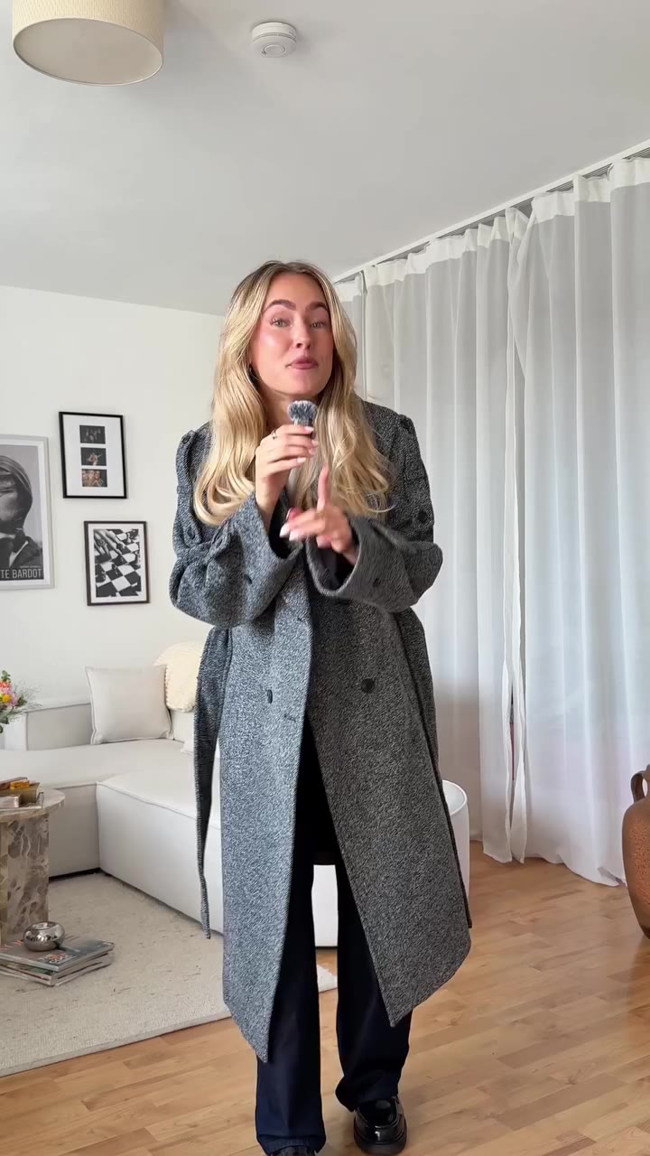When the coat is the outfit @Chiaraheimann Grey coat 2260767 Black coat…