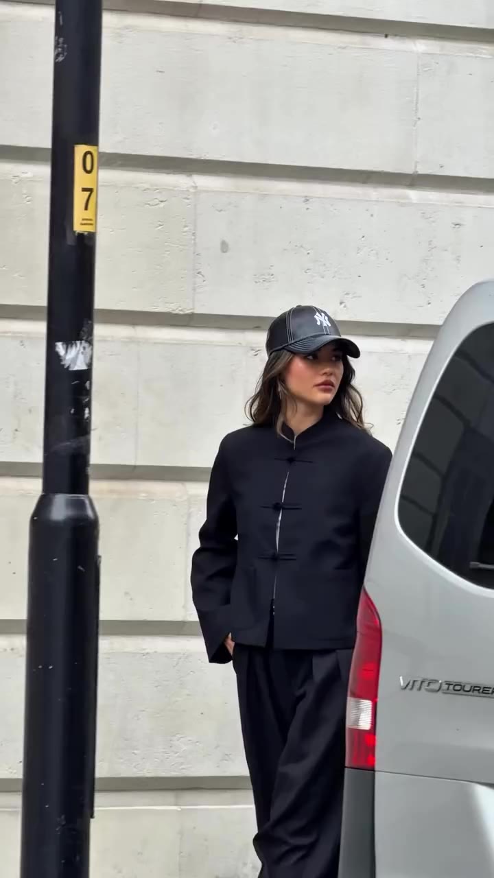 🖤 Outfit deets; Jacket @asos Trousers @fashionnova Hat @neweraeurope