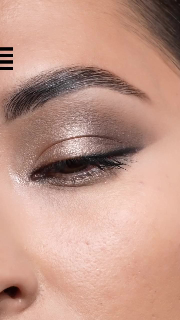 Tonos fríos, soft glam y un poco de magia de @natashadenonabeauty ✨⁣ ⁣ Un look…