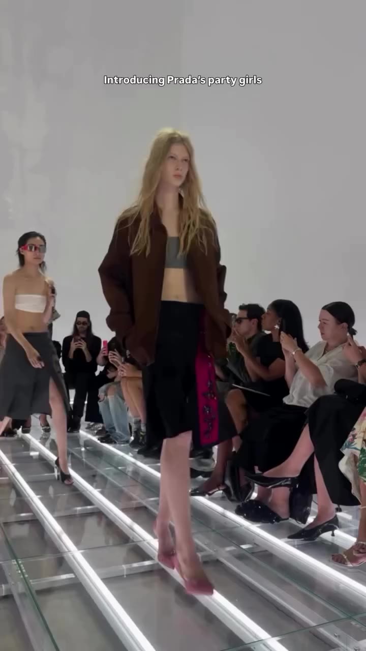 @prada は、2027年春夏のランウェイにて今季もパーティーガールのための遊び心があって華やかなコレクションを発表🪩🕶️ Video: Hypebae