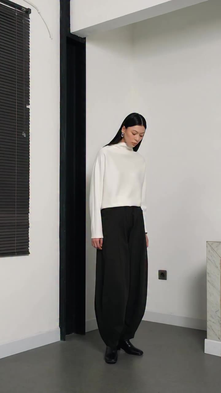 Everyday dressing, grounded by elevated basics. A softly curved balloon cut…