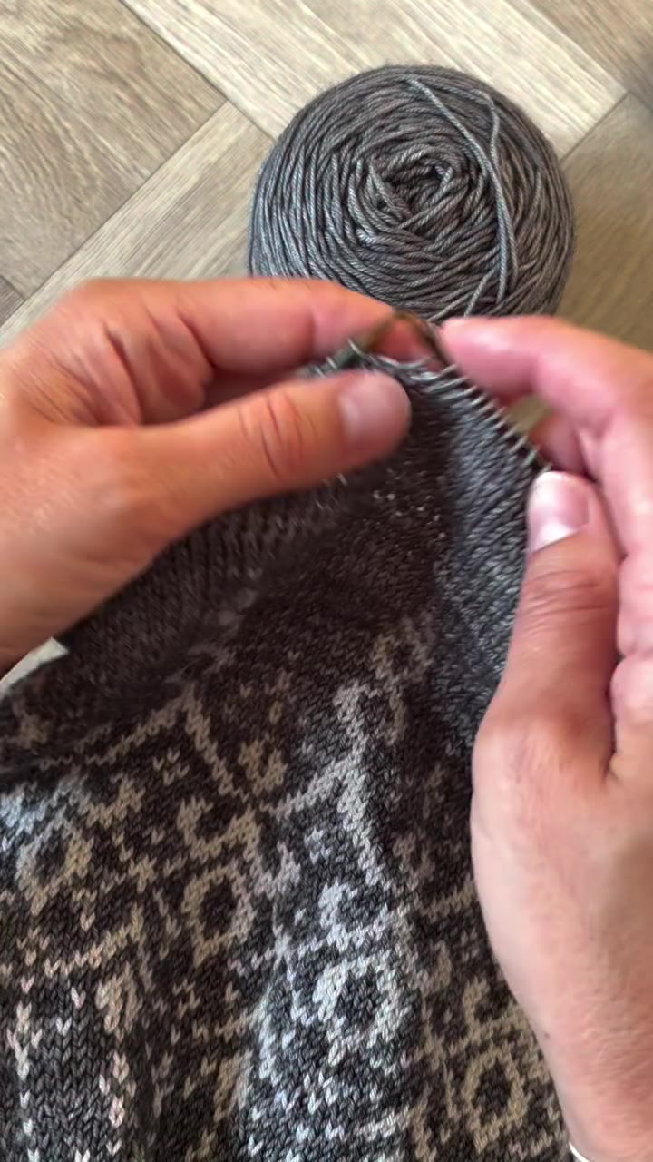 I’m so pleased with how this new design with @snailyarn is coming along! It’s…